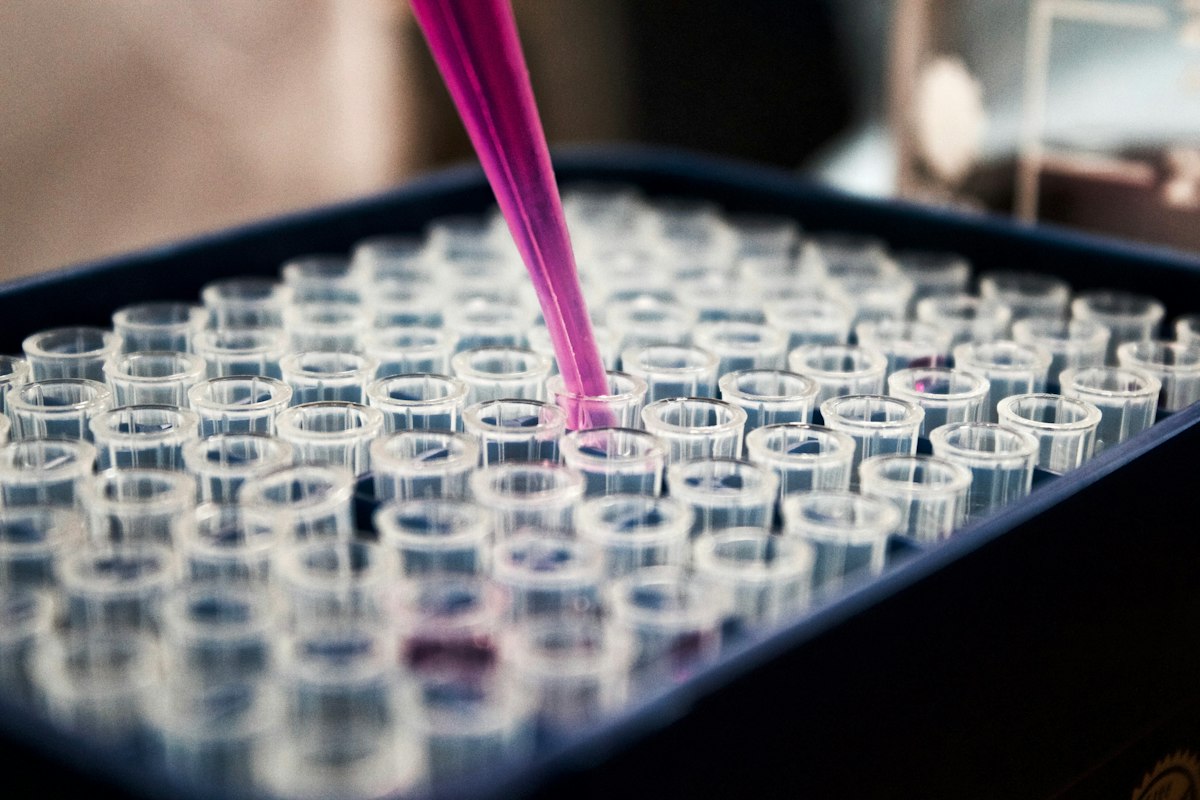 En pipette fyller prøverør i et laboratorium